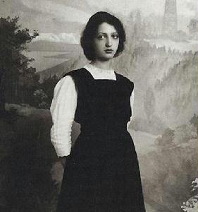 File:Clara Haskil fiatalon.jpg