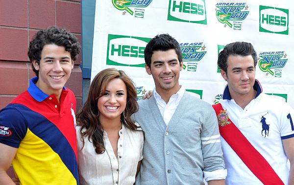 File:DemiLovatoJonasBrothersAug10.jpg