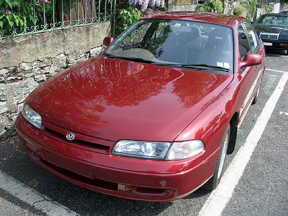 Archivo:Mazda 626 GLX (1990-1996 Matsuri).jpg