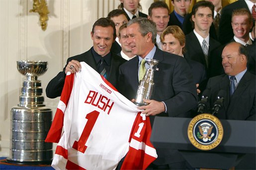 Файл:Stanley Cup Red Wings and Bush.jpg