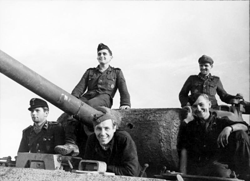 File:Bundesarchiv Bild 101I-244-2323-06A, Ostfront-Süd, Panzersoldaten.jpg