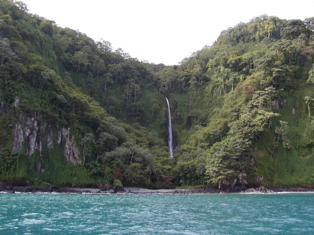 Archivo:A gorgeous waterfall on isla del coco.jpg