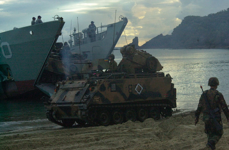 Файл:Australian M113 APCs disembarking a landing craft in 2001.jpg