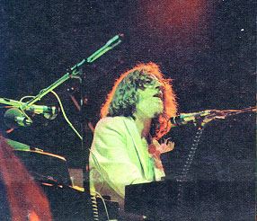 File:Charly Garcia en Adios Sui Generis.jpg