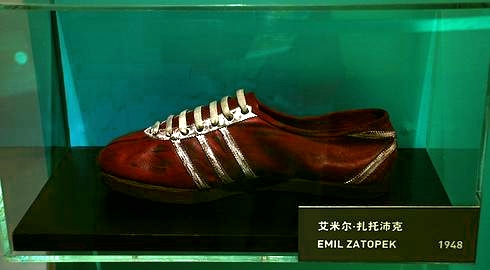 Файл:Emil Zatopek running shoes by Adidas 1948.JPG