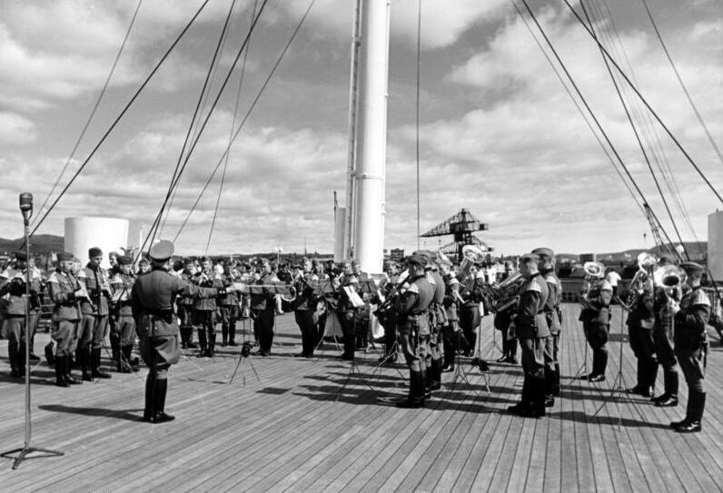 Archivo:Bundesarchiv Bild 121-0664, Oslo, Polizeiorchester auf "Wilhelm Gustloff".jpg