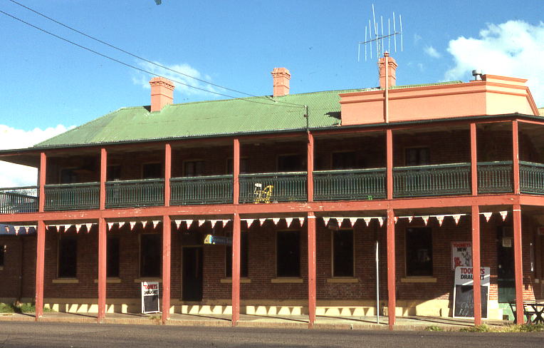 File:Mudgee Pub 2009.jpg