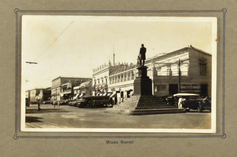 Archivo:Plaza Baralt Imagen de “Album de Maracaibo”, ca. 1930.jpg