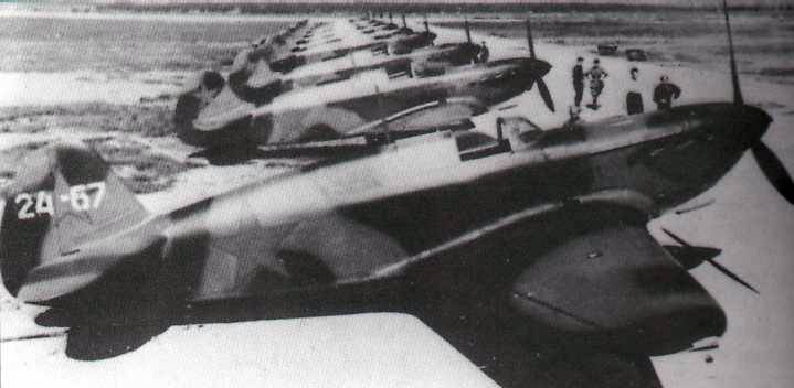 Archivo:Yak-1 fighters in 1941.jpg