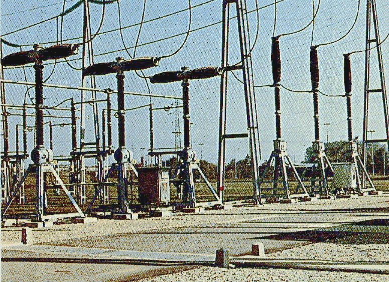 File:Disjoncteurs 245kV.jpg