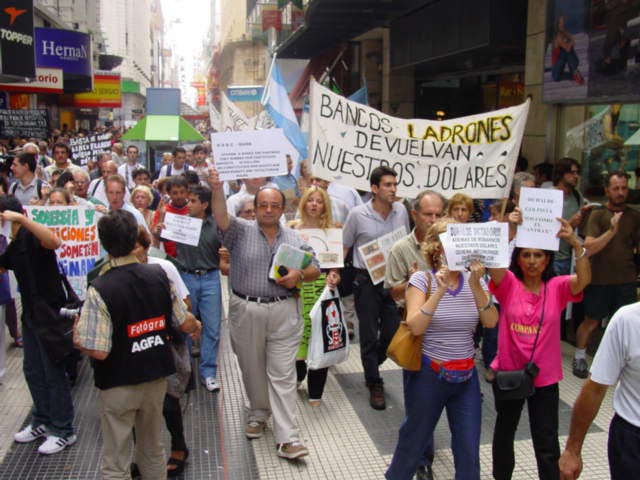 Archivo:Cacerolazo Argentina 2001-2002.jpg