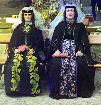 Файл:Georgian women on holiday in Borjomi cropped.jpg