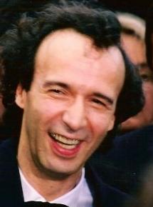 File:Roberto Benigni (1998) cropped.jpg