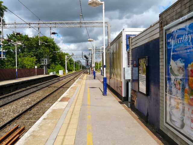 File:Cheadle Hulme Station platform 2.jpg