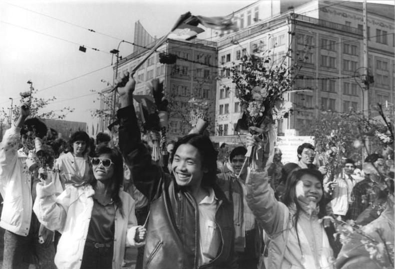 File:Bundesarchiv Bild 183-1989-0501-016, Leipzig, Maiumzug, vietnamesische Gastarbeiter.jpg