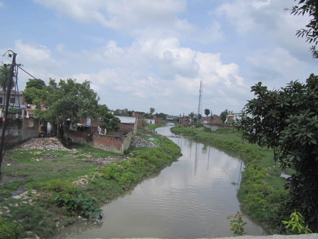 File:Jamuriya Nala at Railway Station Road Bridge Barabanki.jpg