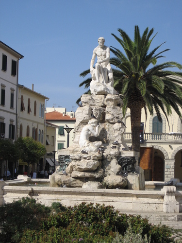 Файл:Fontana di Cecina.jpg