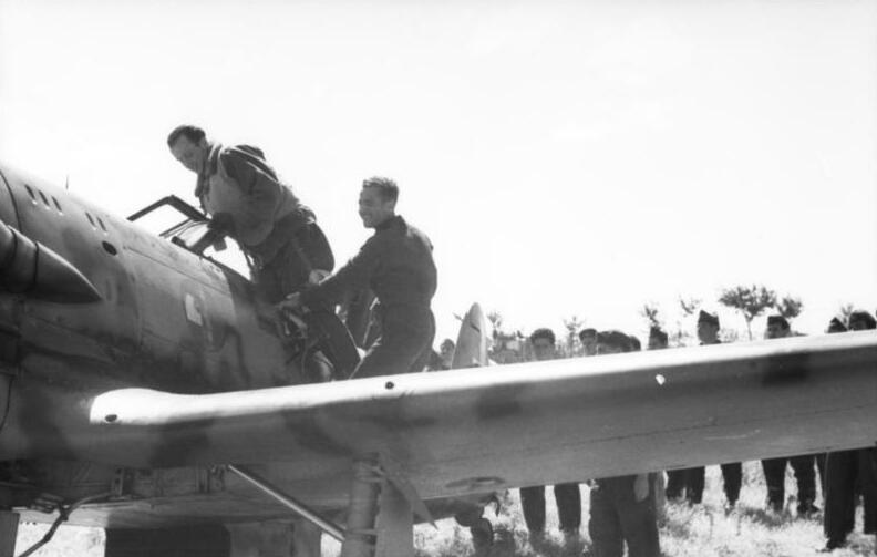 Archivo:Bundesarchiv Bild 101I-468-1415-11, Süditalien, italienisches Flugzeug Macchi.jpg