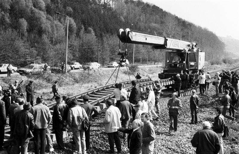 File:Bundesarchiv Bild 183-1990-0426-028, Erfurt, Neue Eisenbahnstrecke.jpg