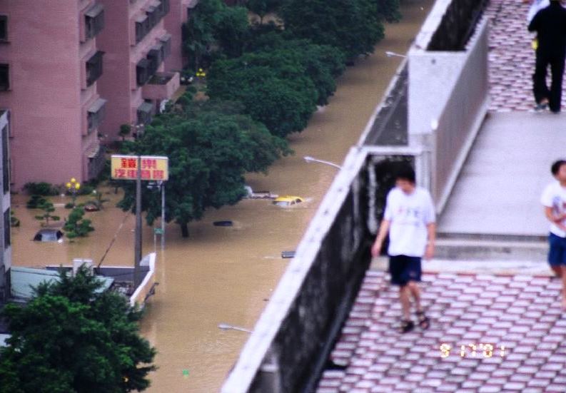 File:2001 臺北市納莉水災 September Flood in Taipei, TAIWAN - 11.jpg