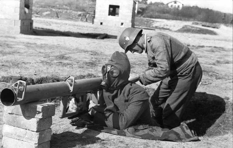 Файл:Bundesarchiv Bild 101I-264-1623-26, Frankreich, Vorführung Raketenpanzerbüchse.jpg