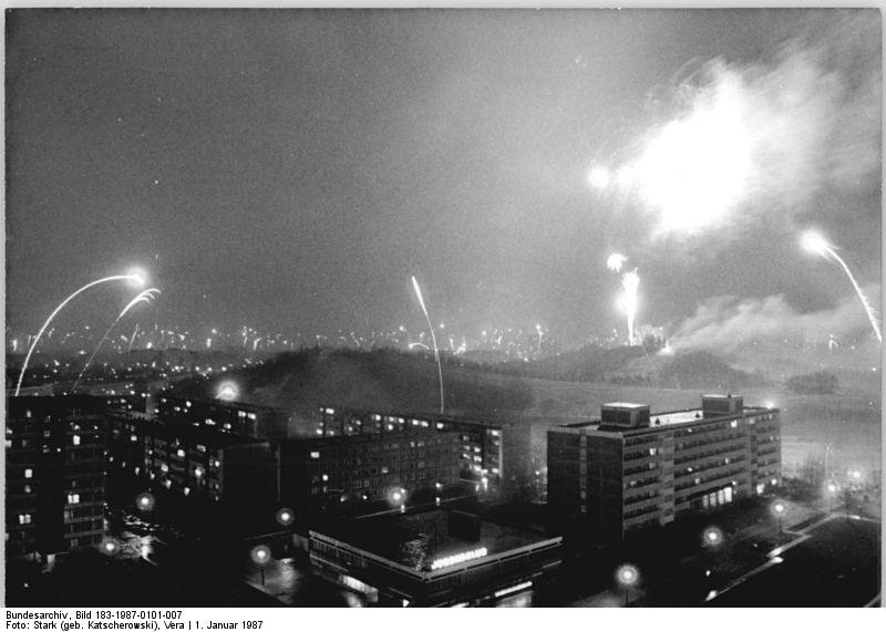 File:Bundesarchiv Bild 183-1987-0101-007, Berlin, 750-Jahr-Feier, Silvesterfeuerwerk.jpg