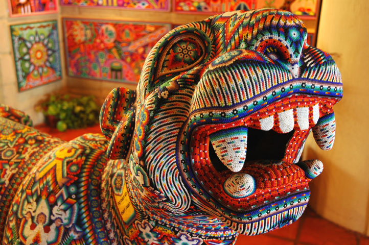 Файл:Jaguar beaded Huichol art.jpg