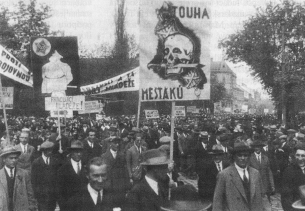 Файл:Manifestace KSČ v Brně 1927.gif