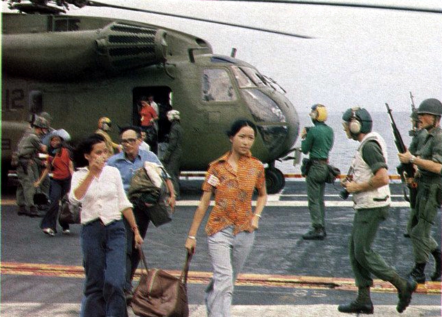 Archivo:Vietnamese refugees arrive on USS Hancock (CVA-19) 1975.jpg