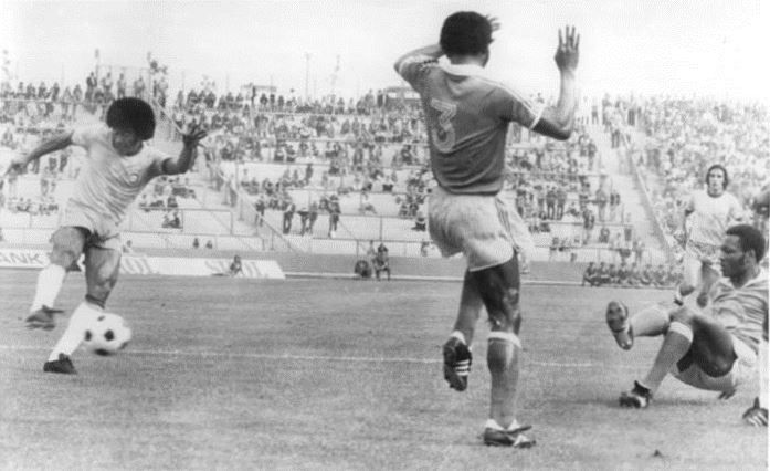 Archivo:Bundesarchiv Bild 183-N0622-0031, Fußball-WM, Zaire - Brasilien 0-3.jpg