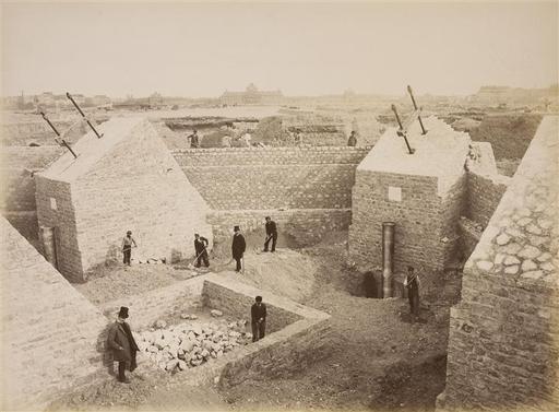 Archivo:Les fondations de la Tour Eiffel, maçonneries.jpg