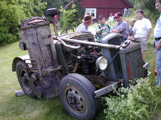 Файл:Wood gasifier on epa tractor.jpg