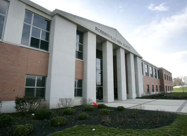 File:RobbinsvilleHighSchool.jpg