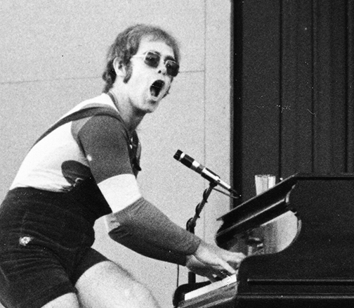 Archivo:Elton John in 1971 (cropped).jpg