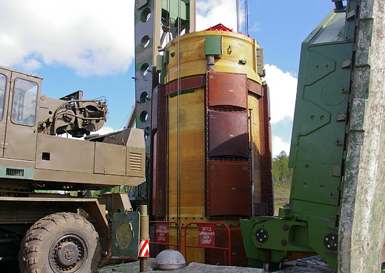 Файл:Loading an ICBM container into a missile silo 5.jpg