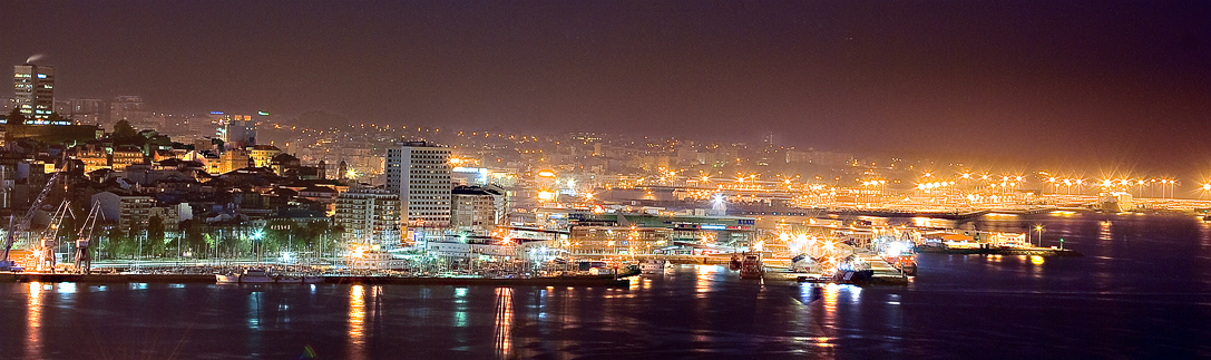 Vista panorámica nocturna del centro de la ciudad y del puerto.