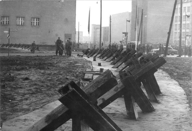 File:Bundesarchiv Bild 183-88574-0003, Berlin, Mauerbau, Friedrichstraße, Panzersperre.jpg