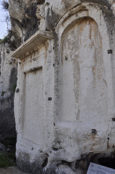 File:Nahr al-Kalb, 16-17 Reliefs of Ramesses II and Esarhaddon.jpg