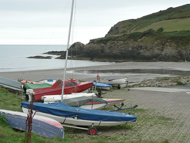 File:Boats at Pwllgwaelod - geograph.org.uk - 54760.jpg