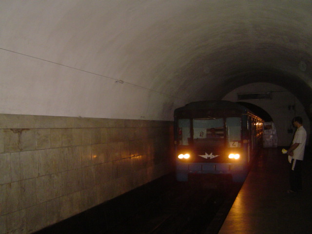 Файл:Erevan metro loco.JPG