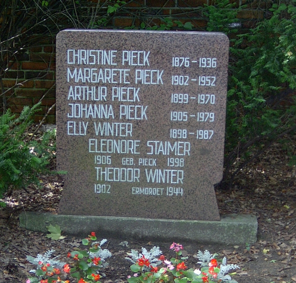 Файл:Berlin Friedrichsfelde Zentralfriedhof, Pergolenweg - Pieck.jpg