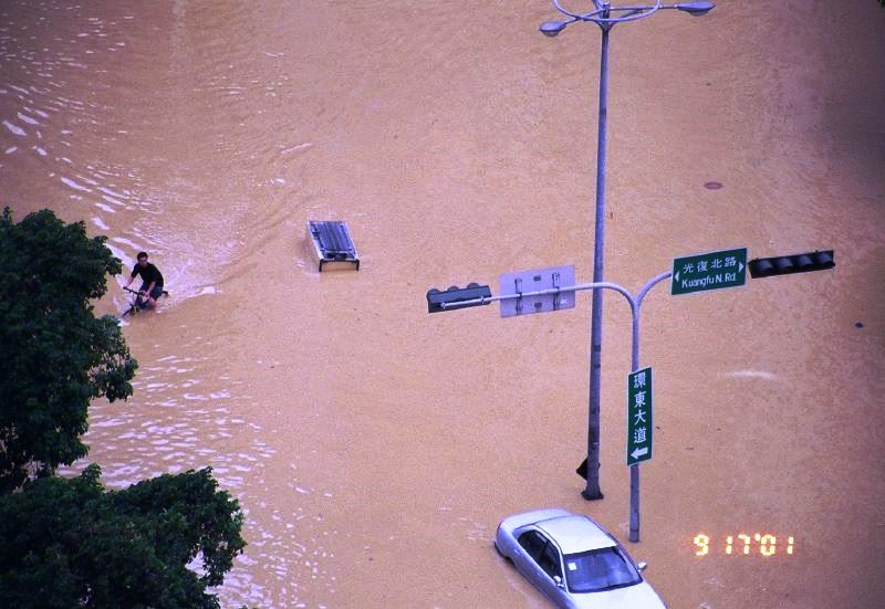 File:2001 臺北市納莉水災 September Flood in Taipei, TAIWAN - 09.jpg