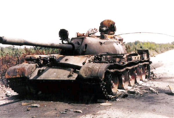 Файл:Destroyed tank on the road to Drnis 1.jpg