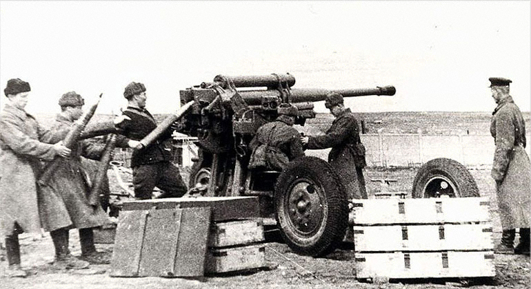 Файл:85-mm air defense gun crews of 732th Anti-Aircraft Regiment.jpg