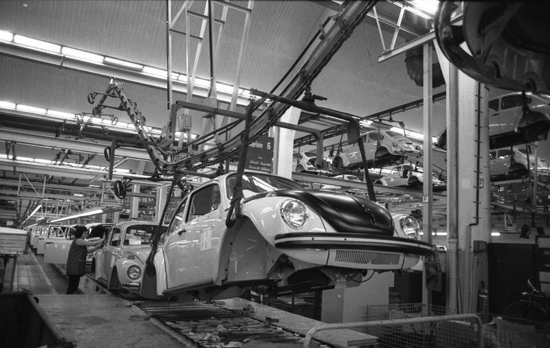 File:Bundesarchiv B 145 Bild-F038788-0020, Wolfsburg, VW Autowerk, Käfer.jpg