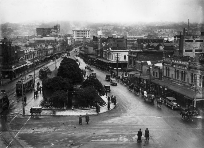 File:Courtenay Place, Wellington c1928.jpg