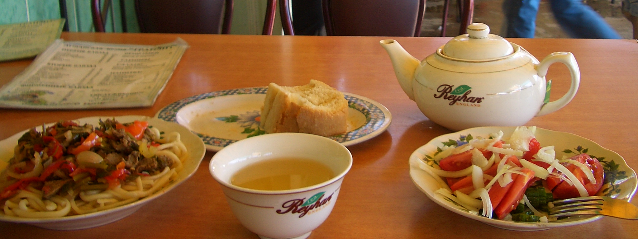 thumb]A simple meal at a small Dungan- (Huizu-)style restaurant in Dordoy Bazaar, Bishkek. Laghman (a noodle dish), salad, bread, and tea.