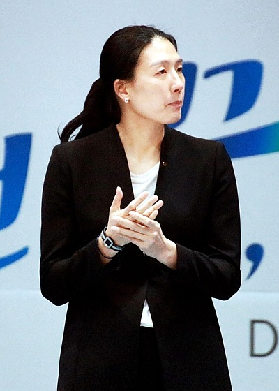 File:160101 여자농구 신한은행 vs 우리은행 직찍 1 (10).jpg