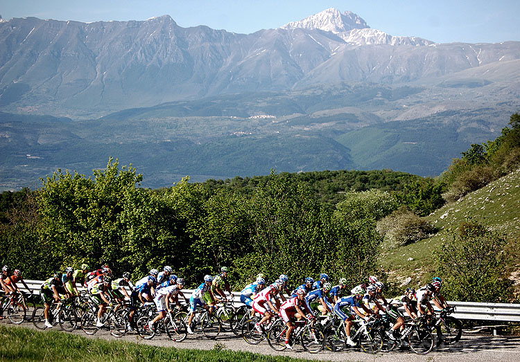 File:12 may 2012 giro d italia Peloton.jpg