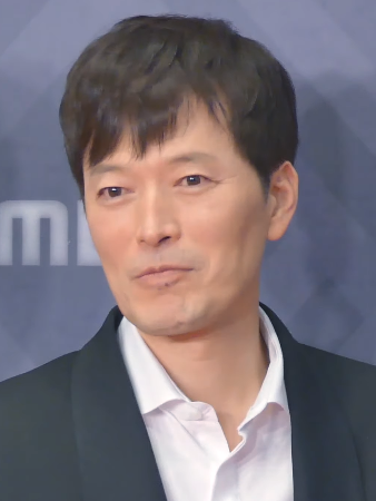 File:Jung Jae-young at Dec 2018.png